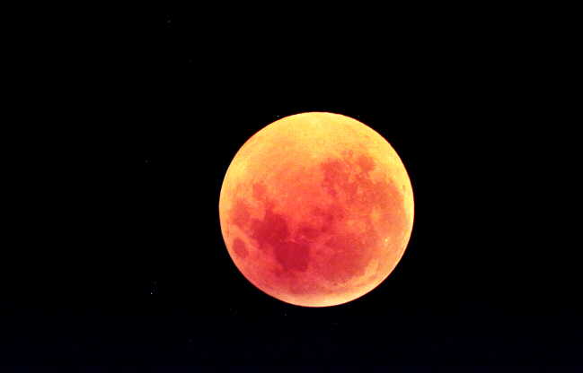 Total eclipse of the Moon, 17 July 2000 - Image 2 - [10.7K]